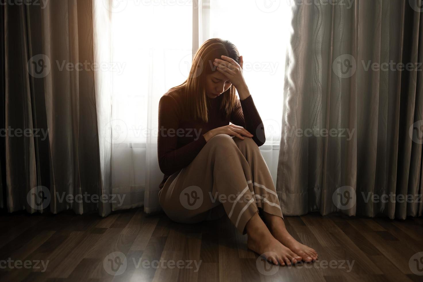 mulher sente-se depressão em pé pela janela e espaço de cópia de ansiedade. foto