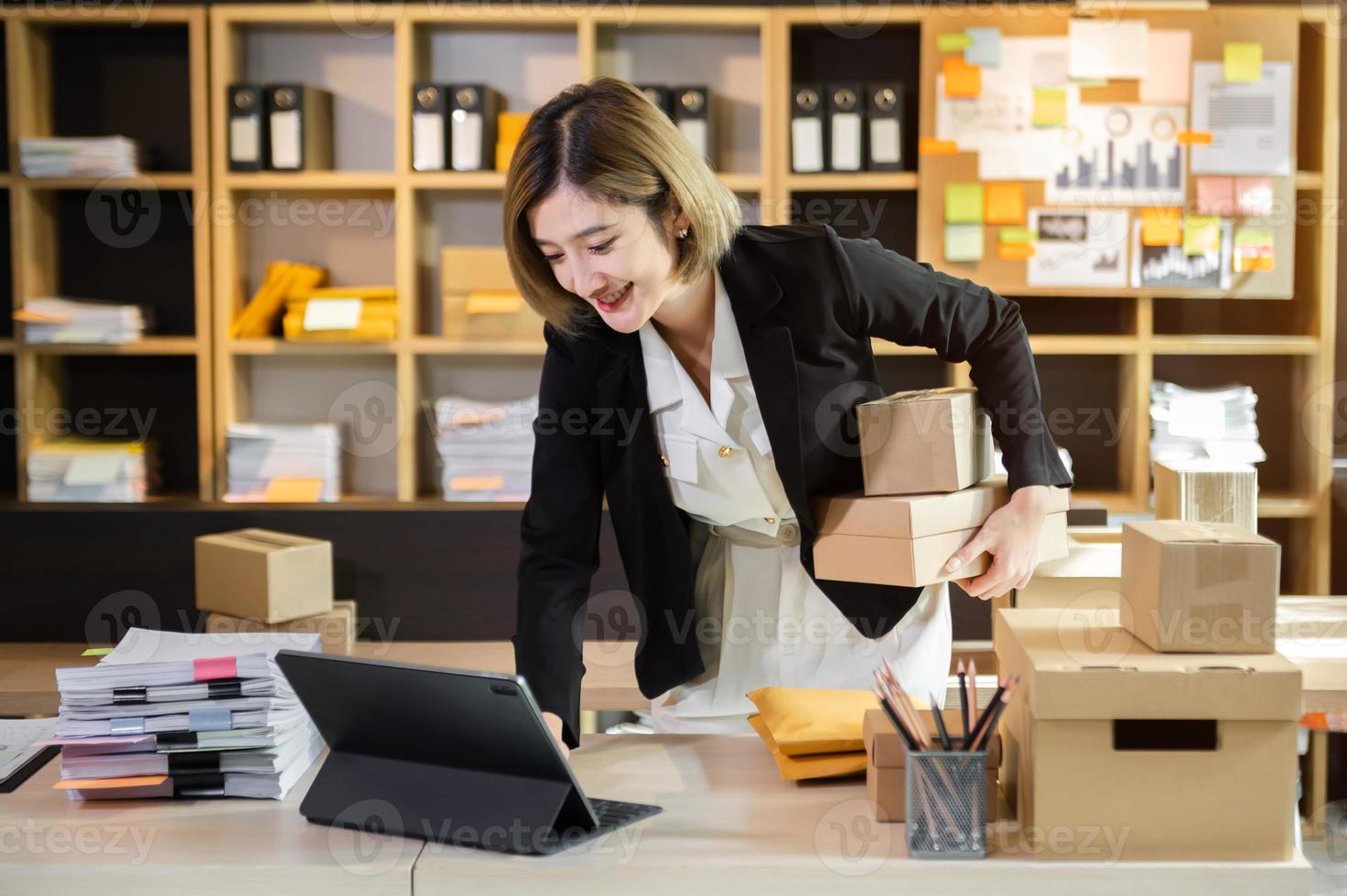 mulher freelancer sme empreendedora de pequenas empresas trabalhando em home office, caixa, tablet e laptop online, marketing, embalagem, entrega, conceito de comércio eletrônico foto