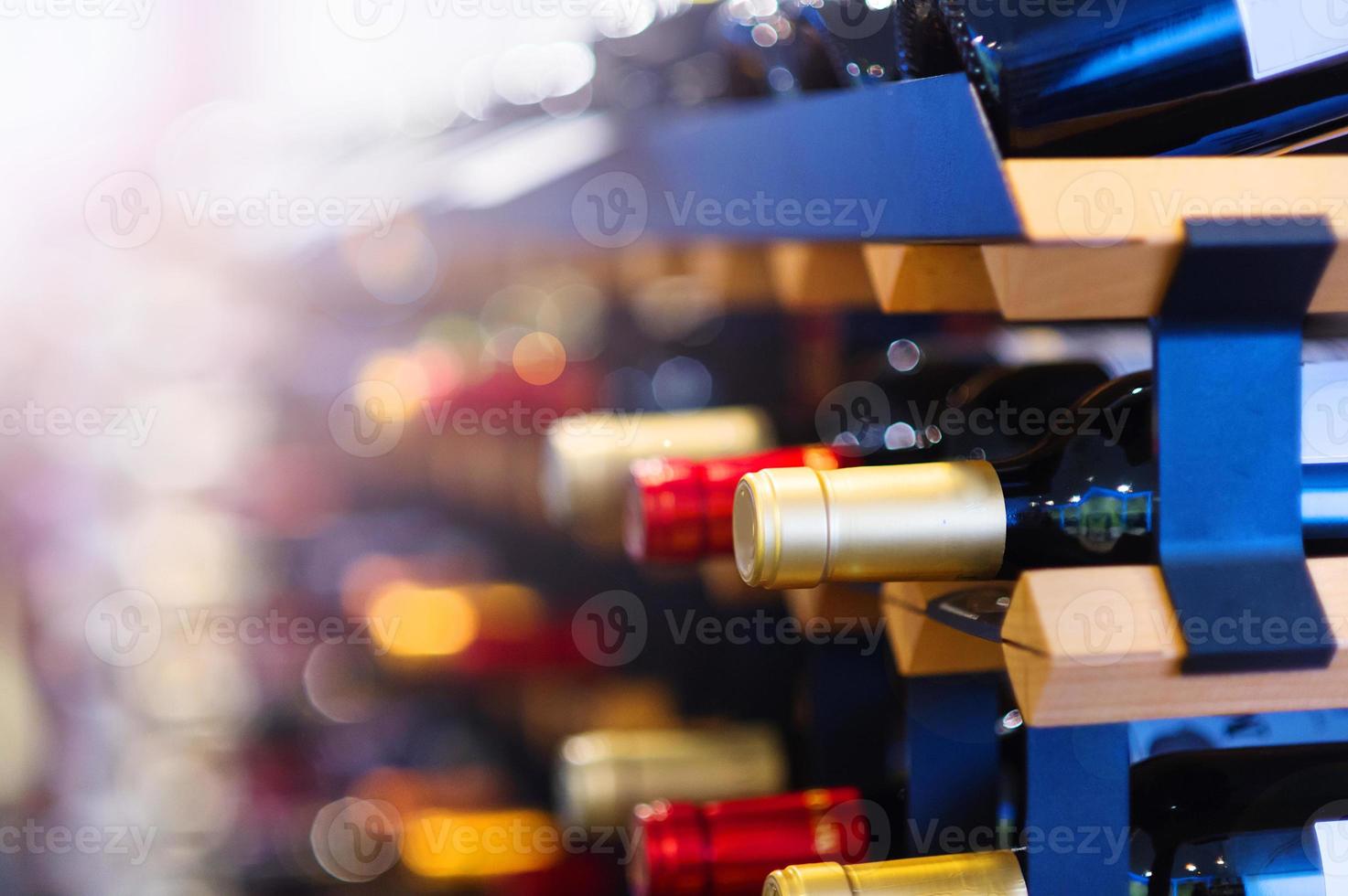 garrafas de vinho em uma prateleira foto