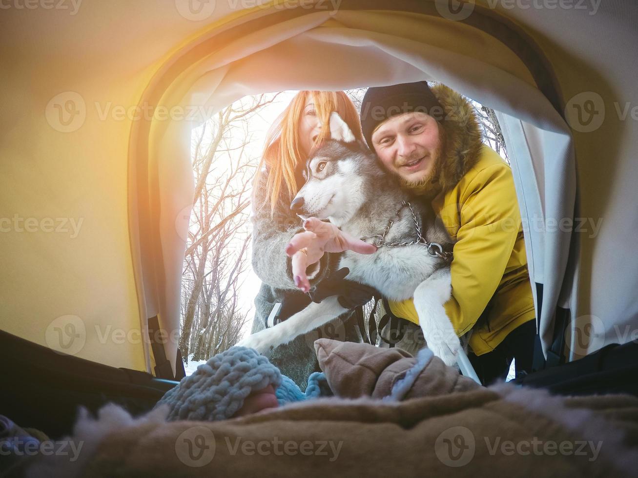 mãe pai e o cachorro na frente de um carrinho foto