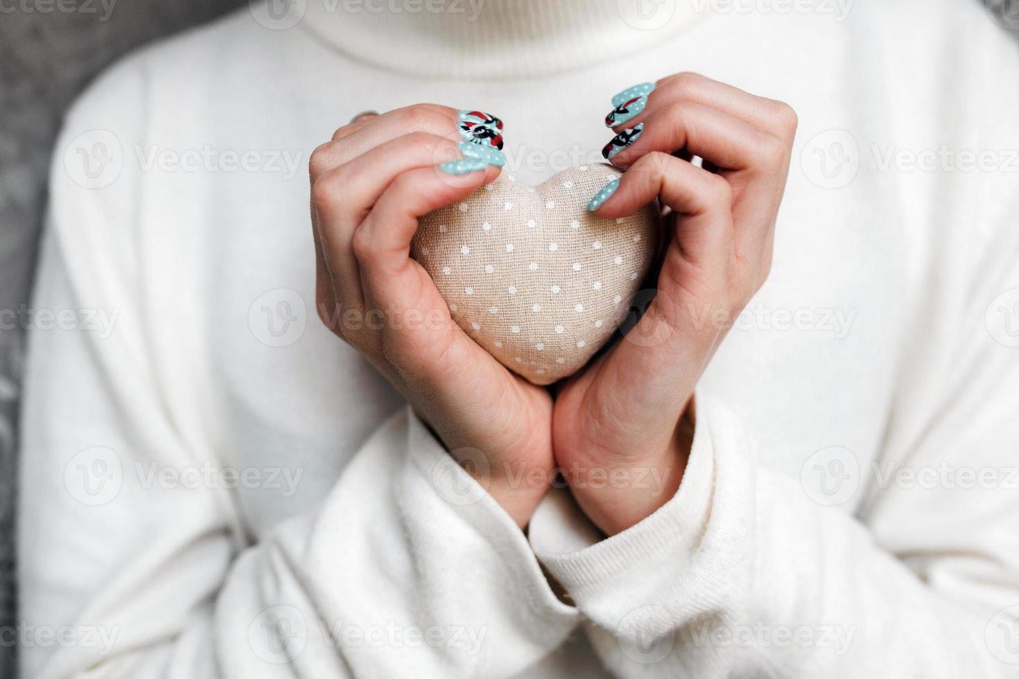 menina segurando um pequeno coração adorável foto