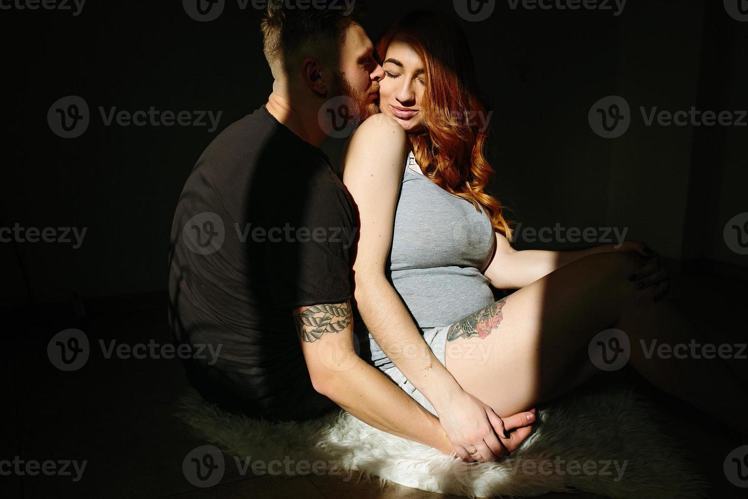 marido e esposa grávida foto