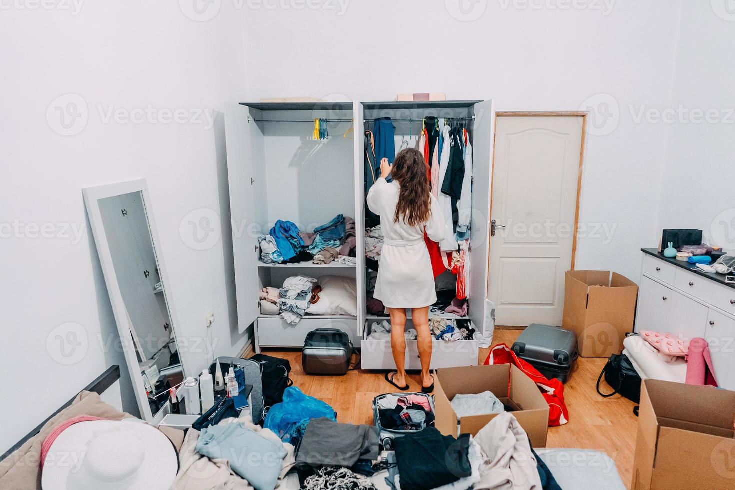 senhora bonita dentro do quarto de apartamento moderno prepare-se para viajar foto