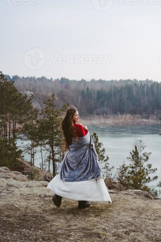 linda jovem posando em um fundo de lago foto