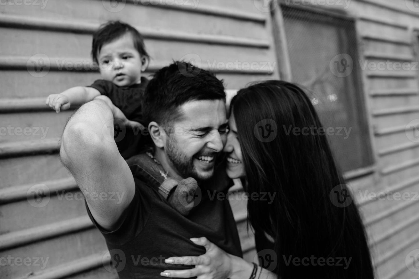 jovem família com uma criança foto