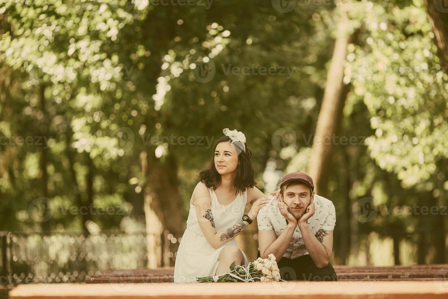 lindo casal no parque foto