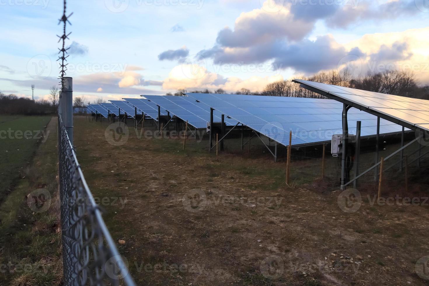 gerando energia limpa com módulos solares em um grande parque no norte da europa foto