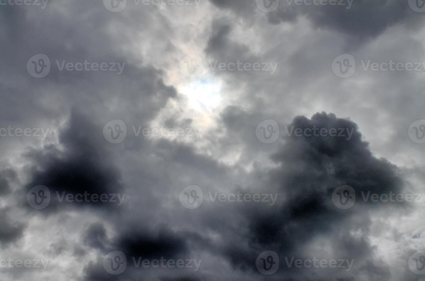 bela vista em raios de sol com alguns reflexos de lente e nuvens em um céu azul foto