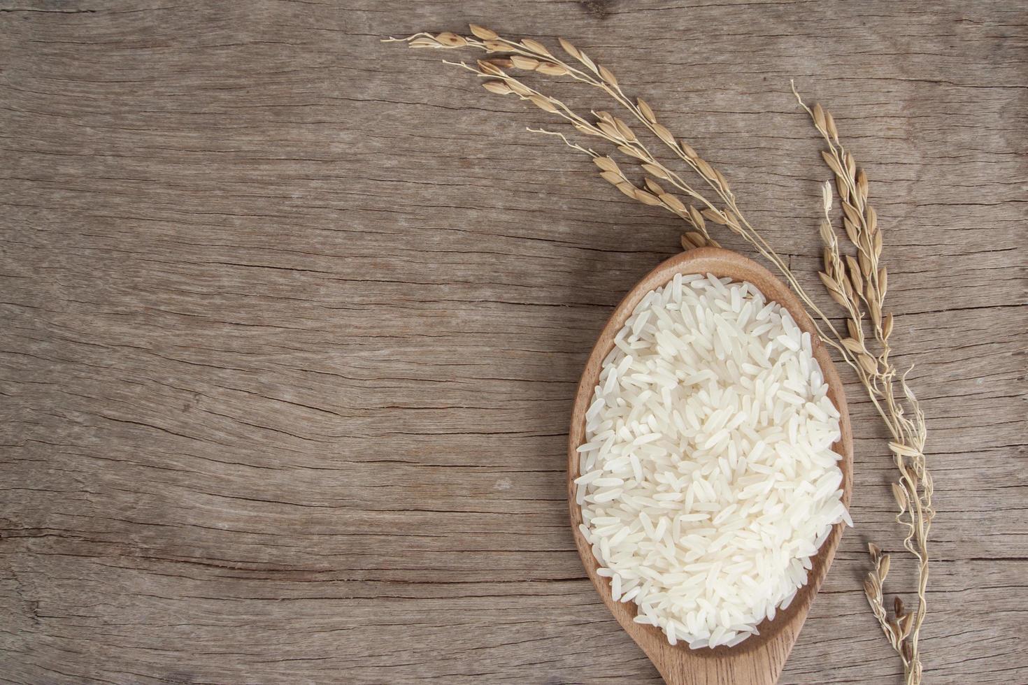 O arroz é o principal alimento da Tailândia. colocado no fundo da mesa de madeira. foto