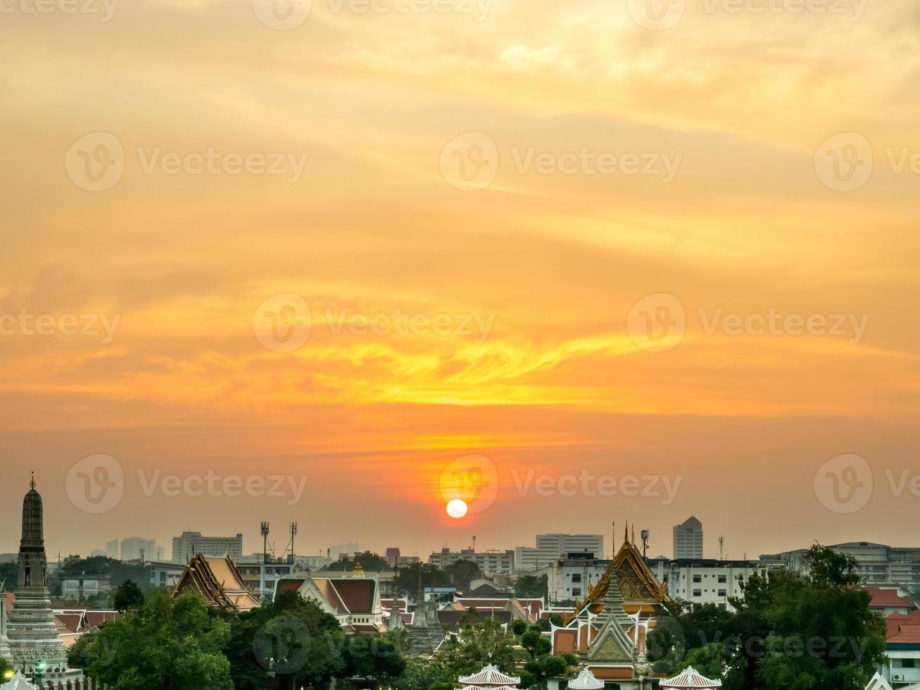 edifícios ao redor do templo do amanhecer foto