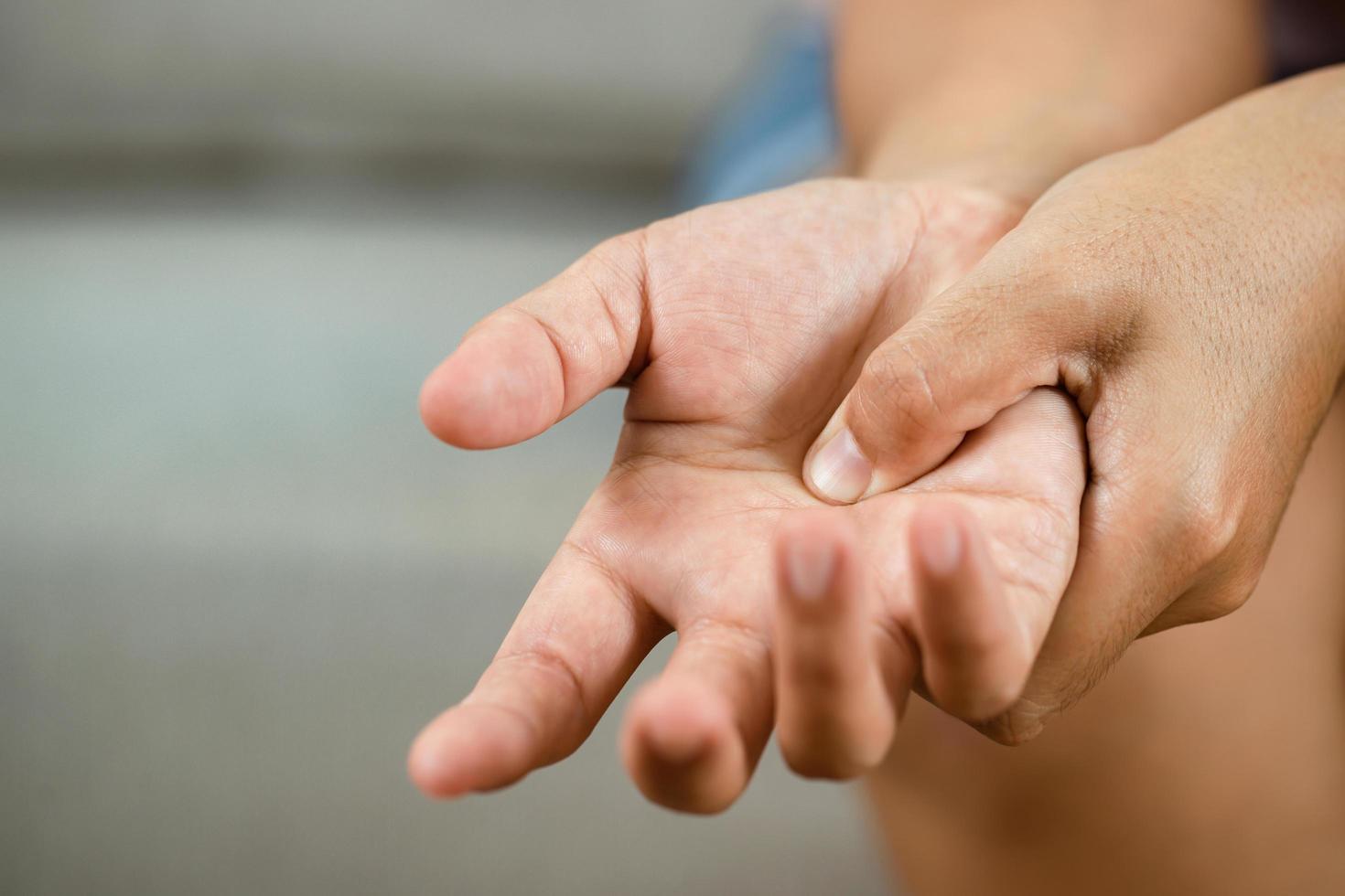 A osteoartrite é uma causa comum de dor nas articulações da mão em idosos. e aqueles com histórico familiar de articulações degenerativas foto