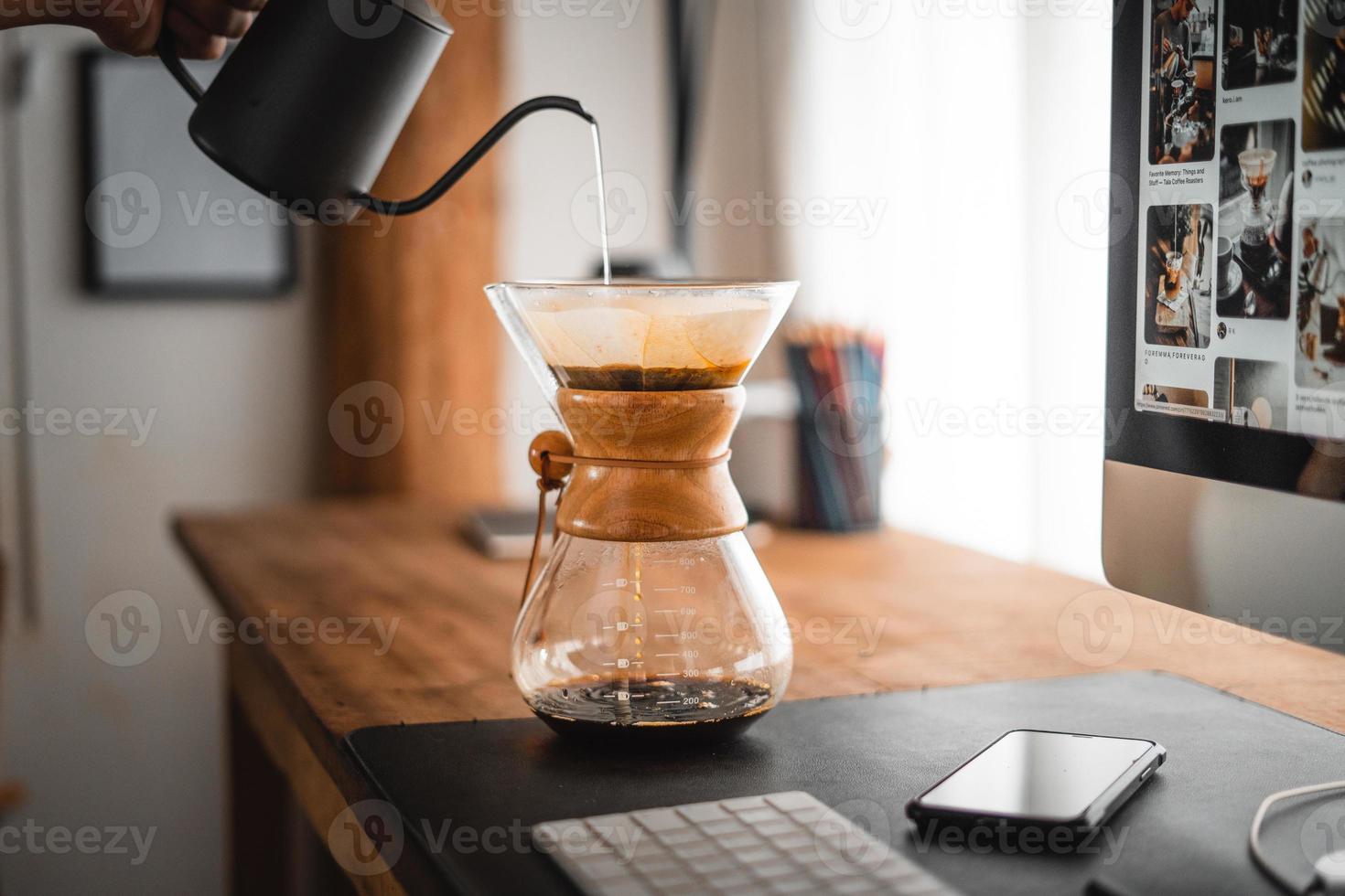 chemex para preparar café, café chemex despeje sobre a cafeteira e chaleira de gotejamento foto