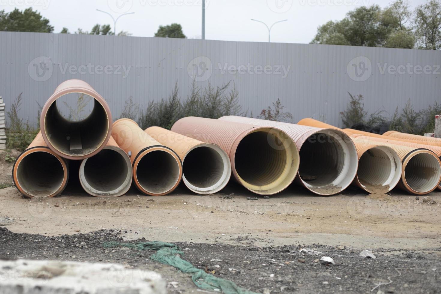 tubulações de combustível. grandes tubos ficam perto da cerca. preparação do oleoduto. eu foto