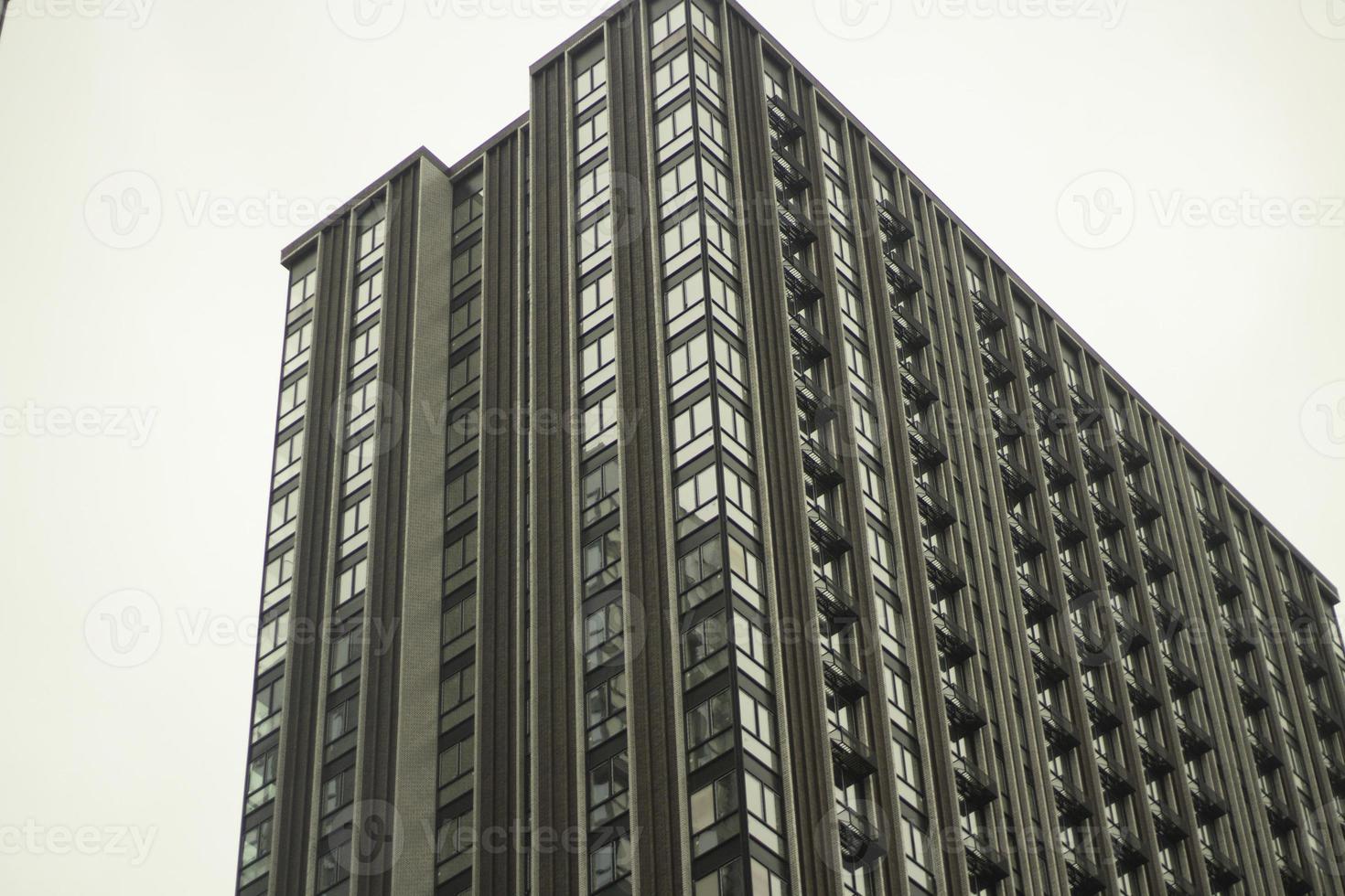 prédio de escritórios em um dia nublado. arquitetura moderna na cidade. o prédio está sem ar condicionado. foto