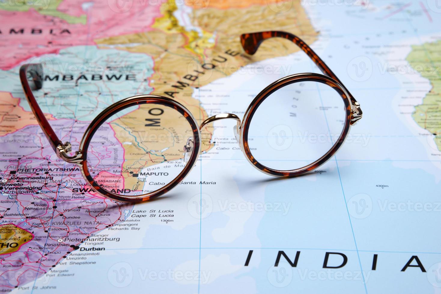 óculos em um mapa - maputo foto