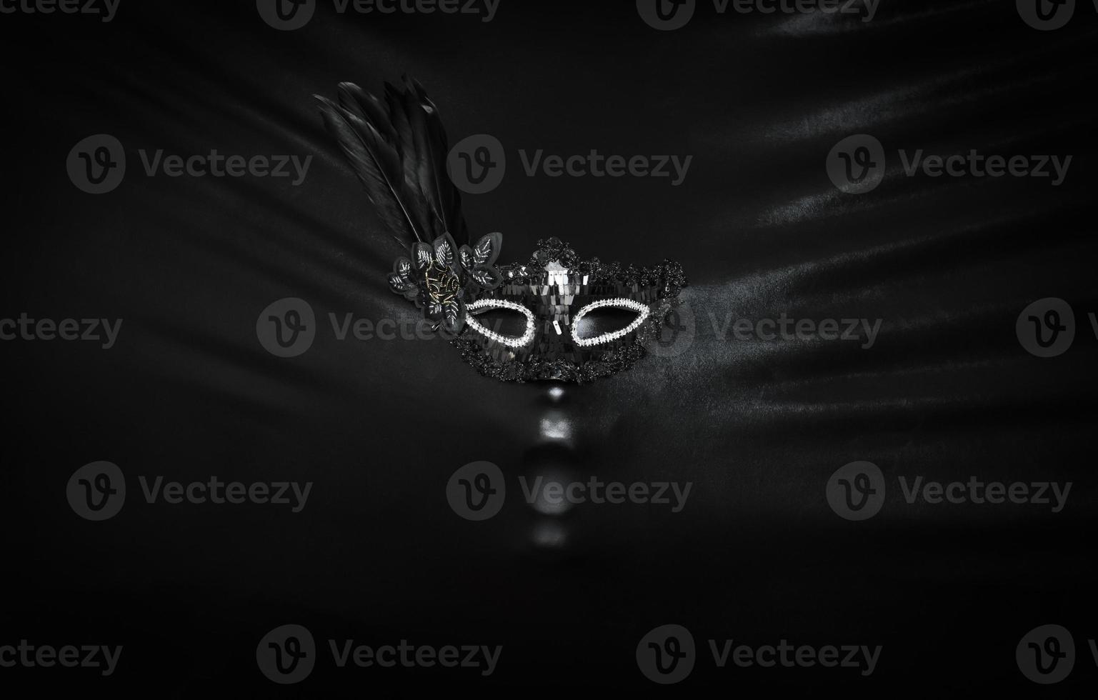 máscara de festa chique com imprensa de rosto humano gritando através de tecido preto para o conceito de fundo de halloween. foto