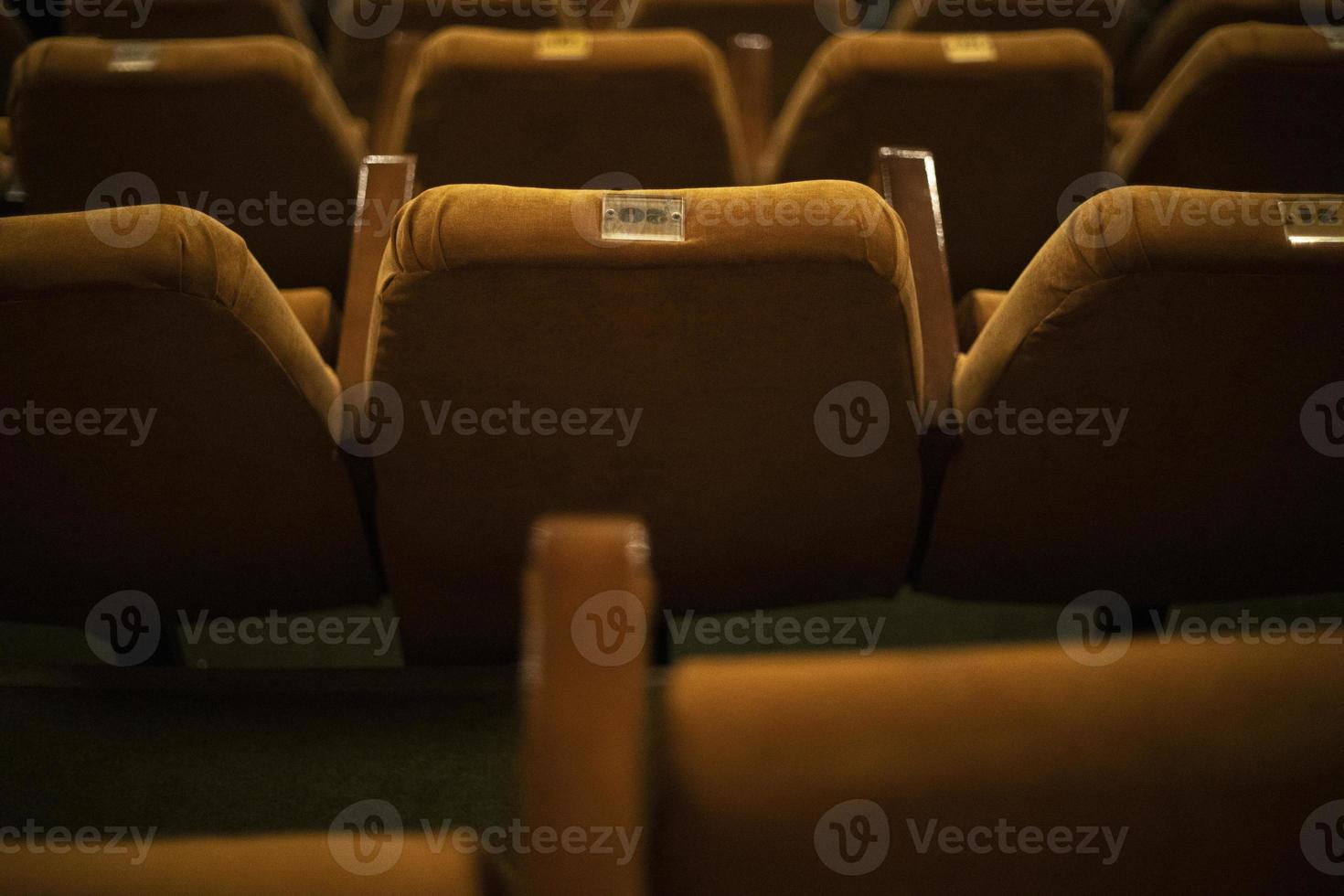 assentos no cinema são marrons. assentos no salão. assentos para espectadores. foto