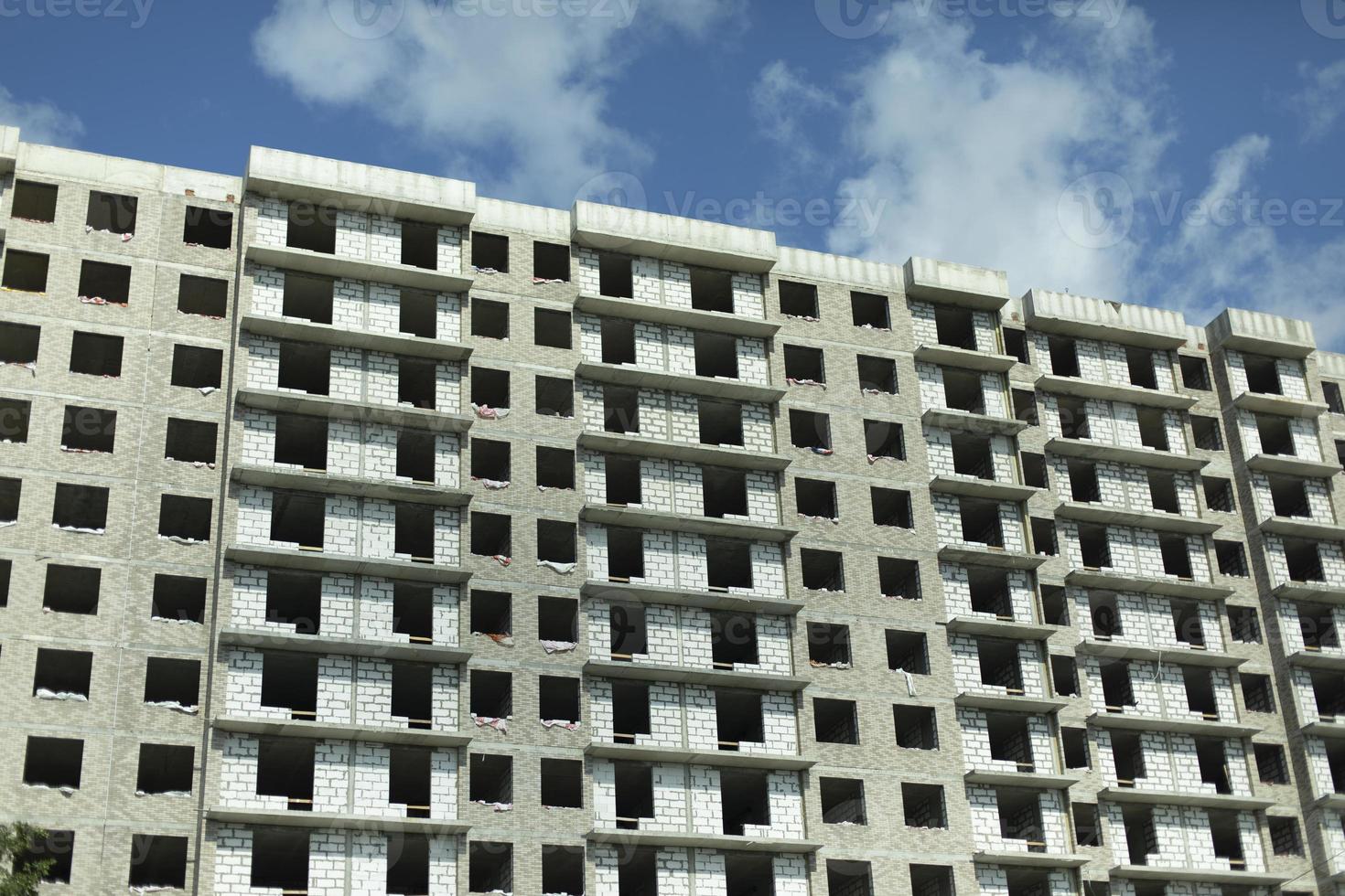 casa em construção. edifício de vários andares. grande construção na cidade. foto