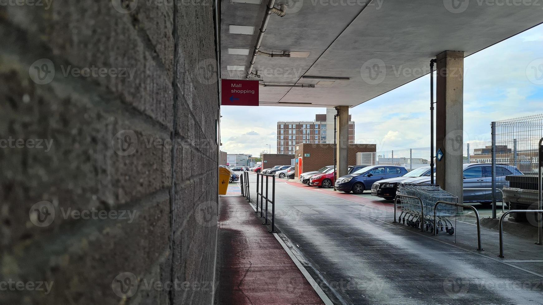 centro da cidade de luton e edifícios locais, vista do drone de alto ângulo do centro da cidade de luton e da estação ferroviária. luton inglaterra grã-bretanha foto