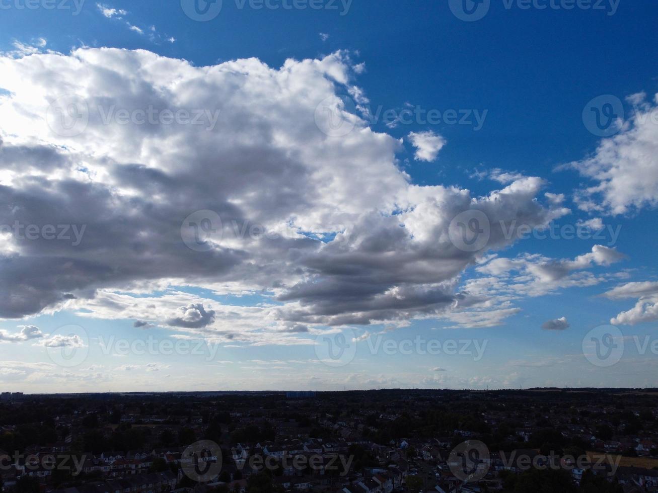 lindo sol brilha sobre a inglaterra e através das nuvens, ponto de vista do avião foto