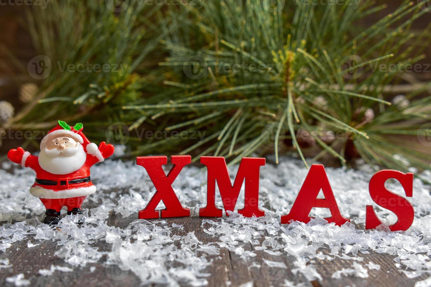 enfeite de papai noel na decoração de madeira foto