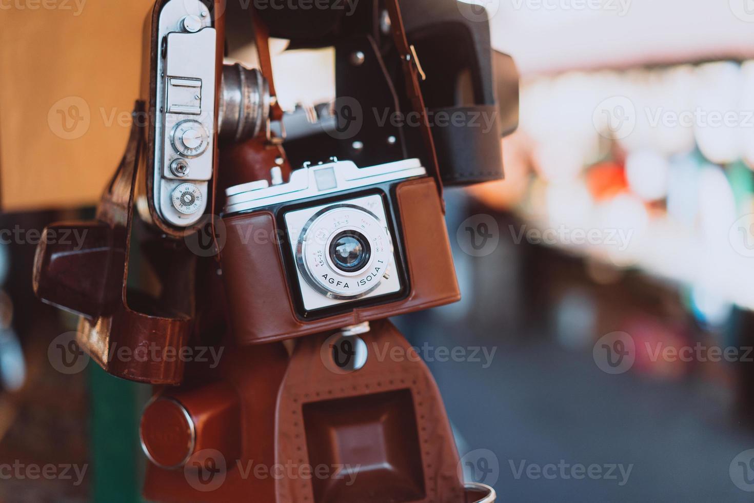 câmera antiga pendurada em uma rua da cidade foto