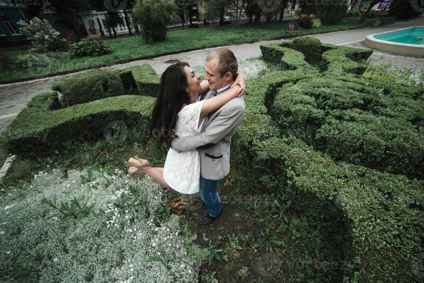 jovem casal europeu abraçando no fundo de um belo edifício foto