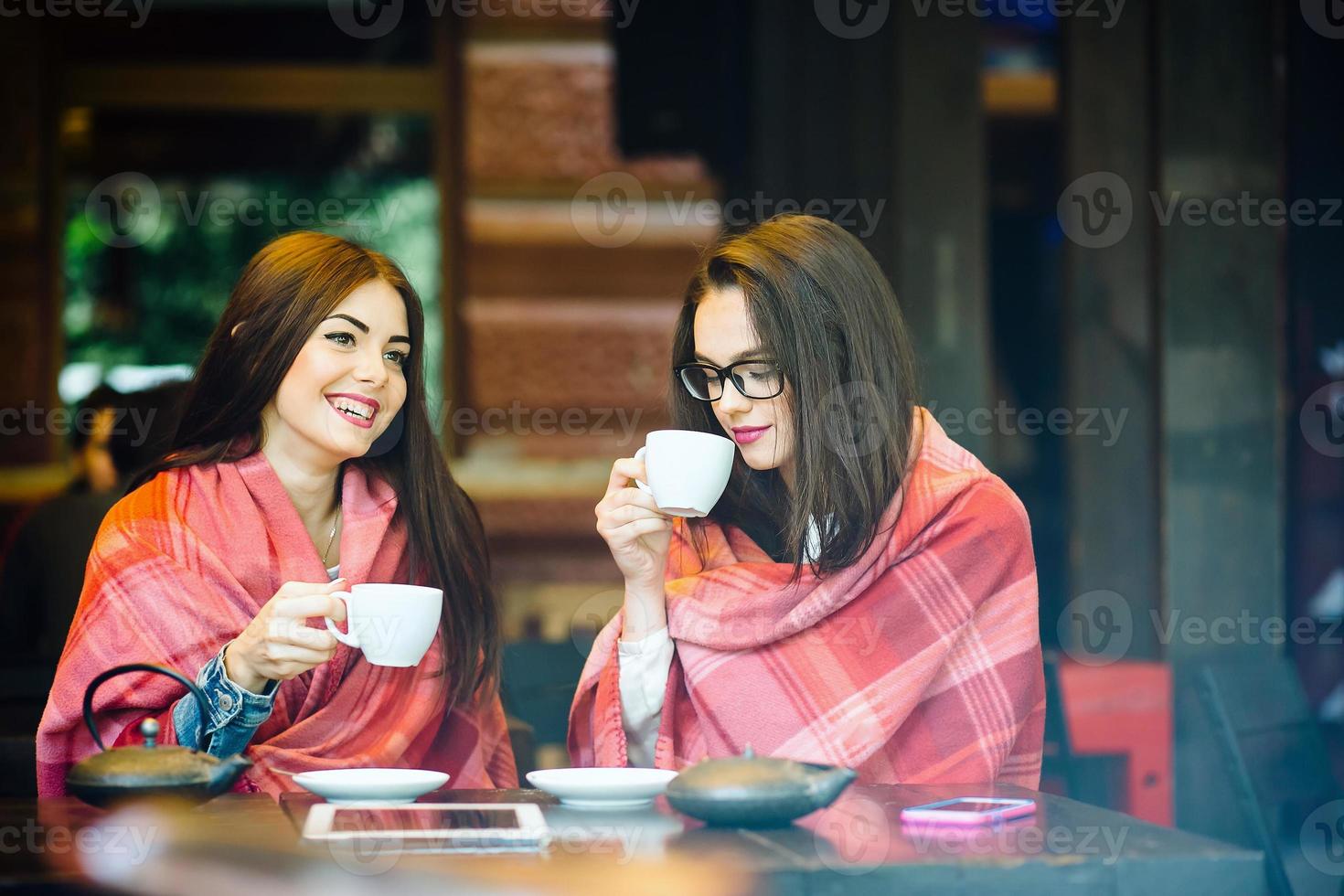 fofocando duas meninas jovens e bonitas foto