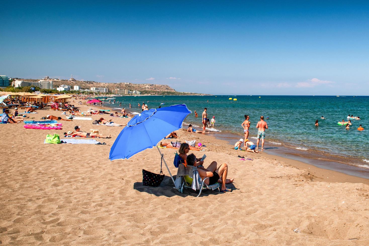 pessoas relaxando na praia no resort faliraki na ilha de rhodes, grécia foto