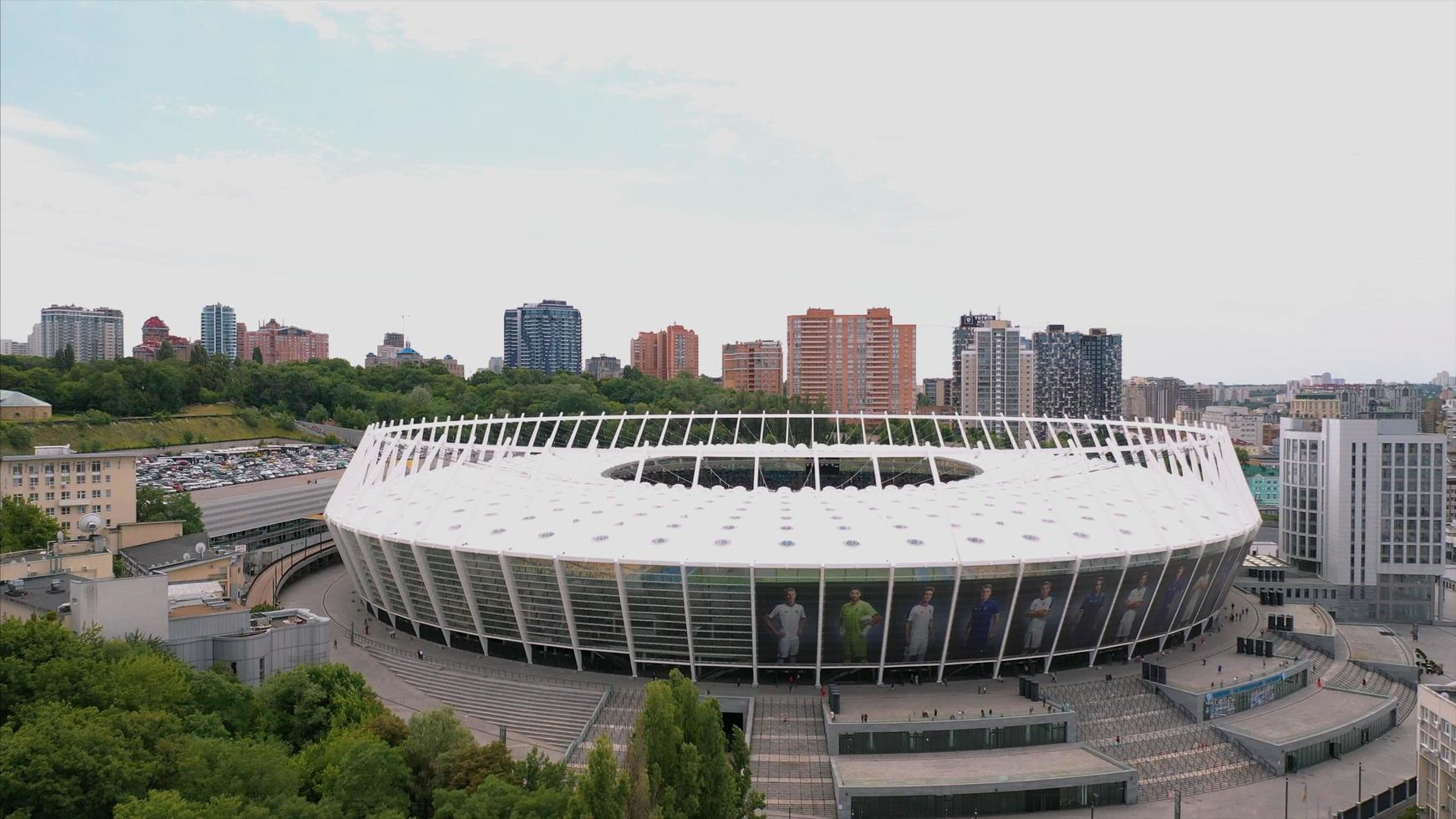 kiev, ucrânia - 30 de julho de 2019 vista aérea do estádio olímpico e da cidade de kiev. foto