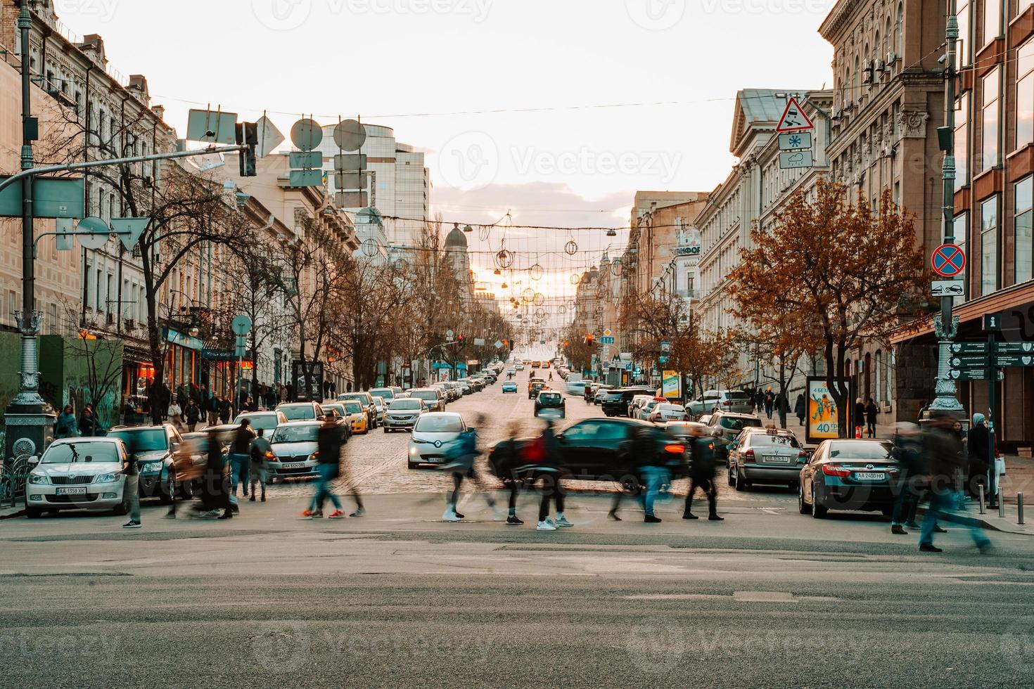 kiev, ucrânia - 14 de abril de 2019 visão noturna das ruas de kiev. confusão urbana. rua bogdan khmelnitsky foto