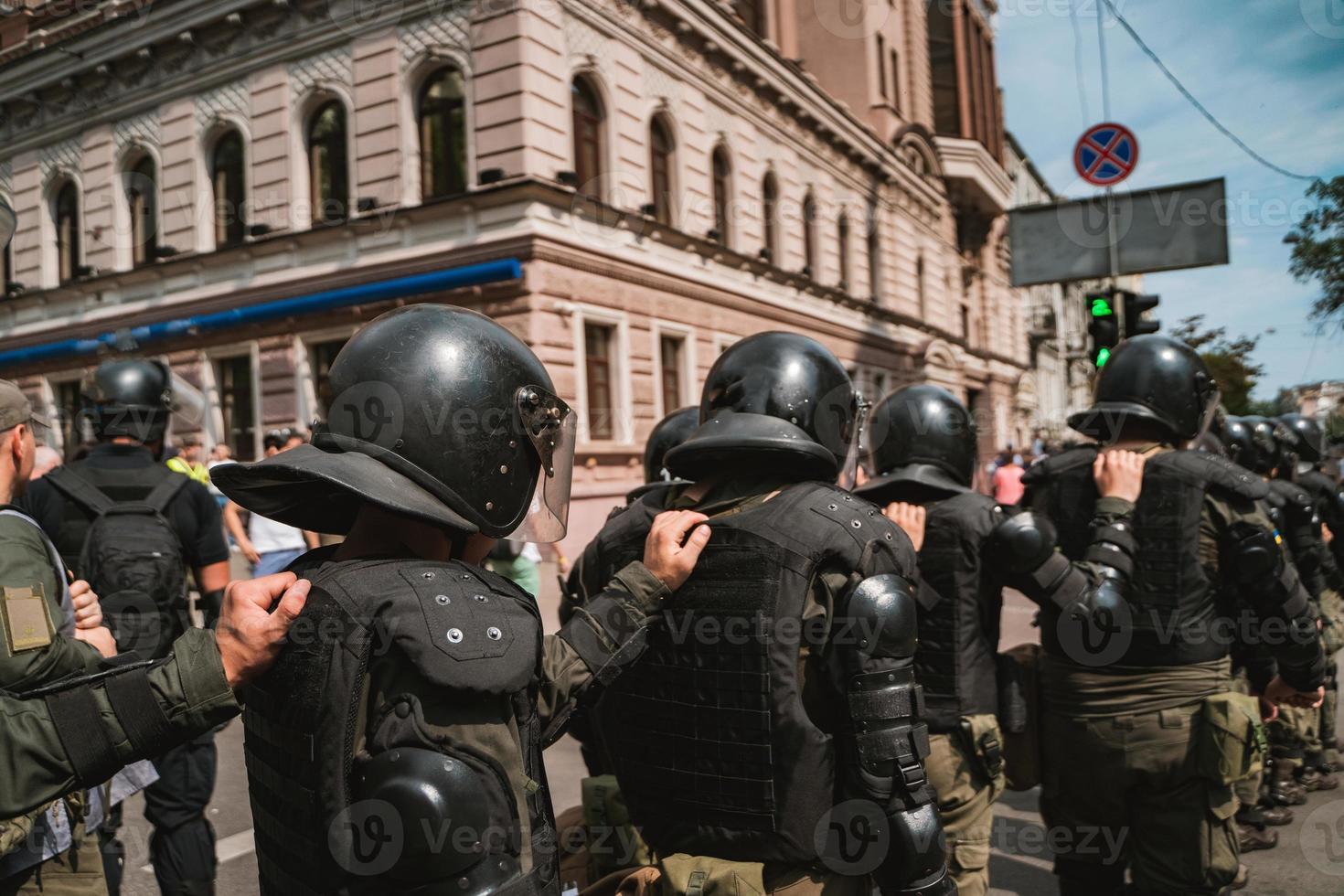 força policial para manter a ordem na área durante a manifestação foto