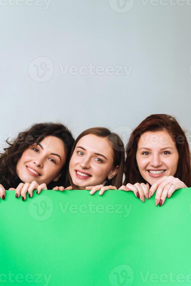 três lindas meninas posando para a câmera foto