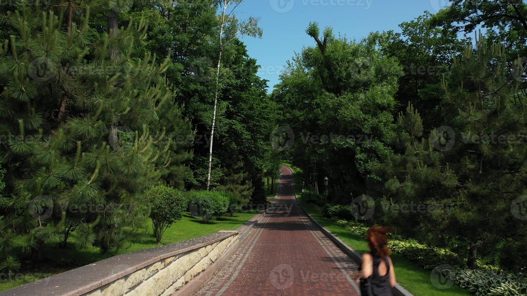 mulher atleta correndo no parque. mulher esportiva no treino matinal foto