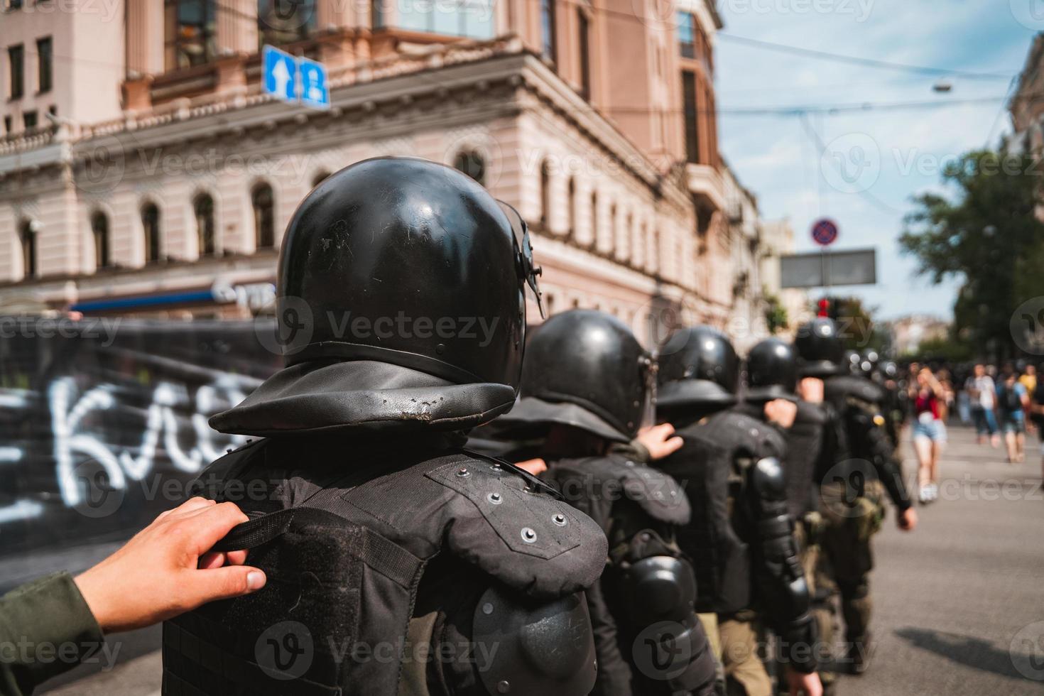 força policial para manter a ordem na área durante a manifestação foto