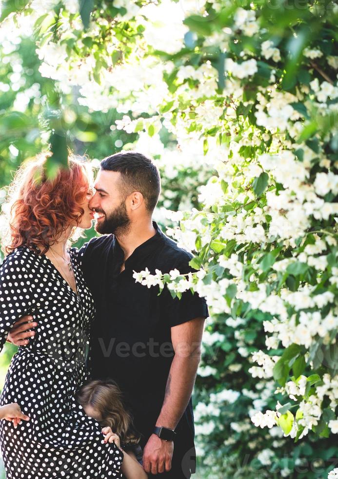 amando cara e garota posando juntos na câmera foto