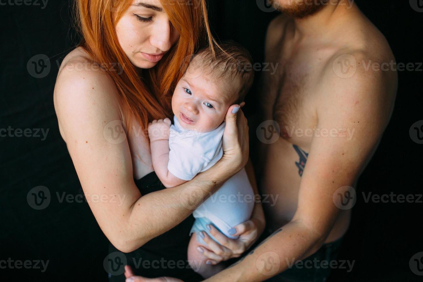 família feliz em um fundo preto foto