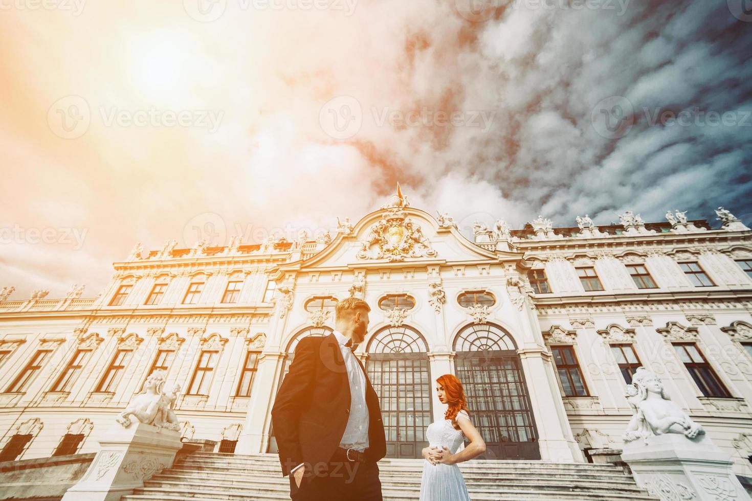 casal de noivos em uma caminhada na propriedade do mirante em viena foto