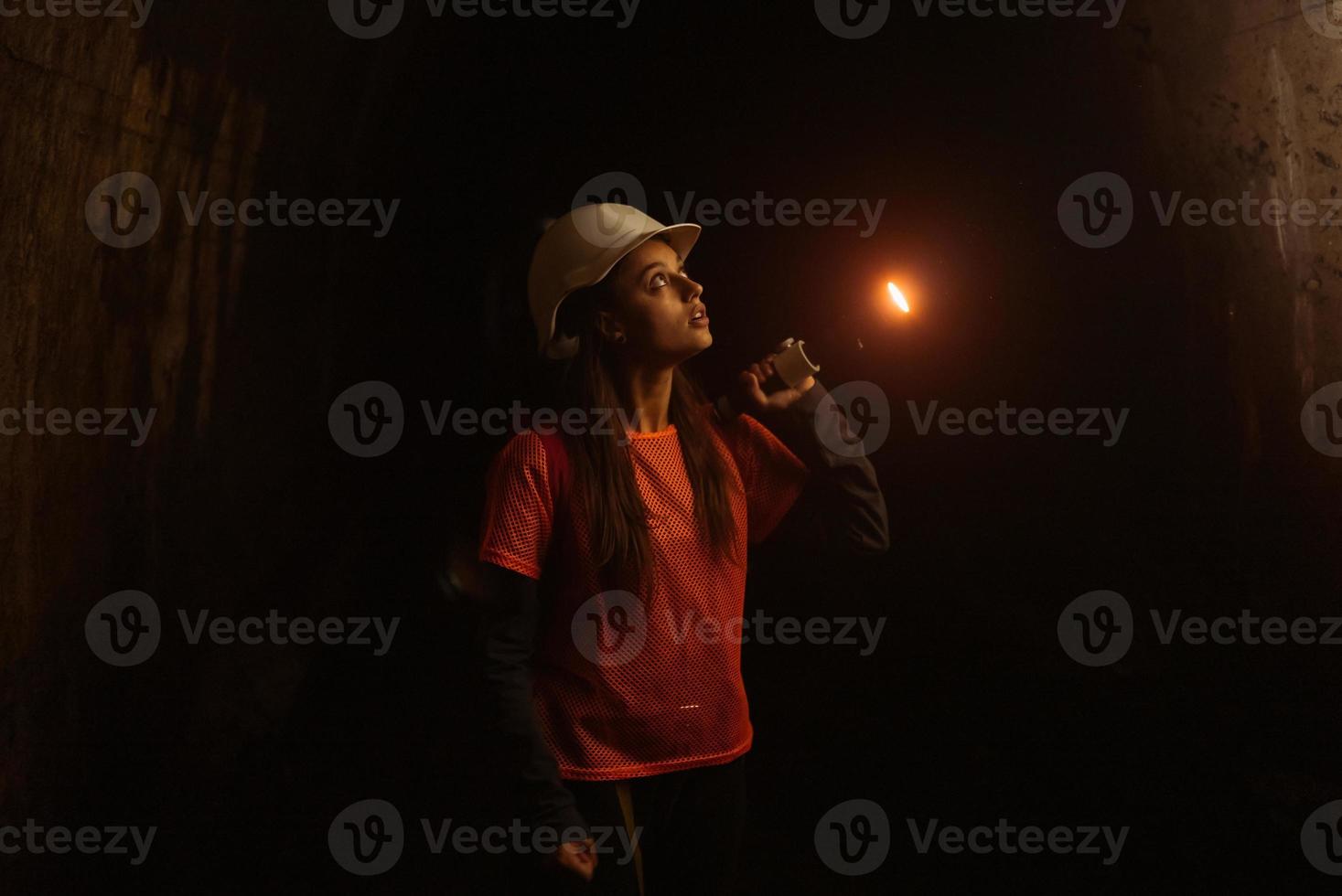 escavadora feminina com lanterna explora o túnel foto