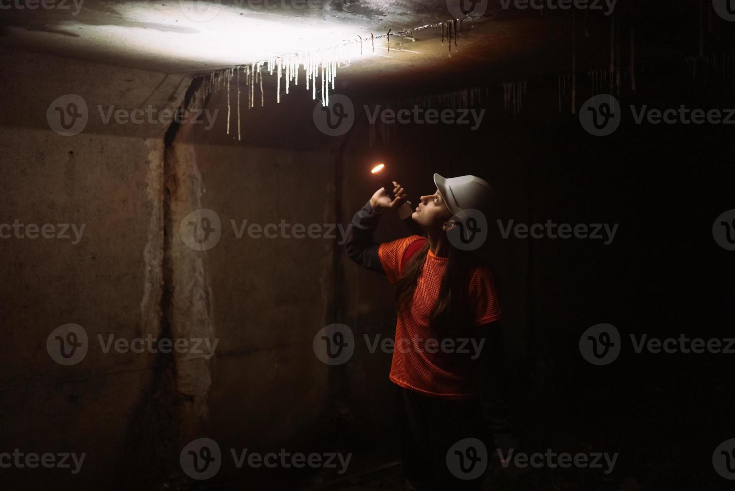 escavadora feminina com lanterna explora o túnel foto