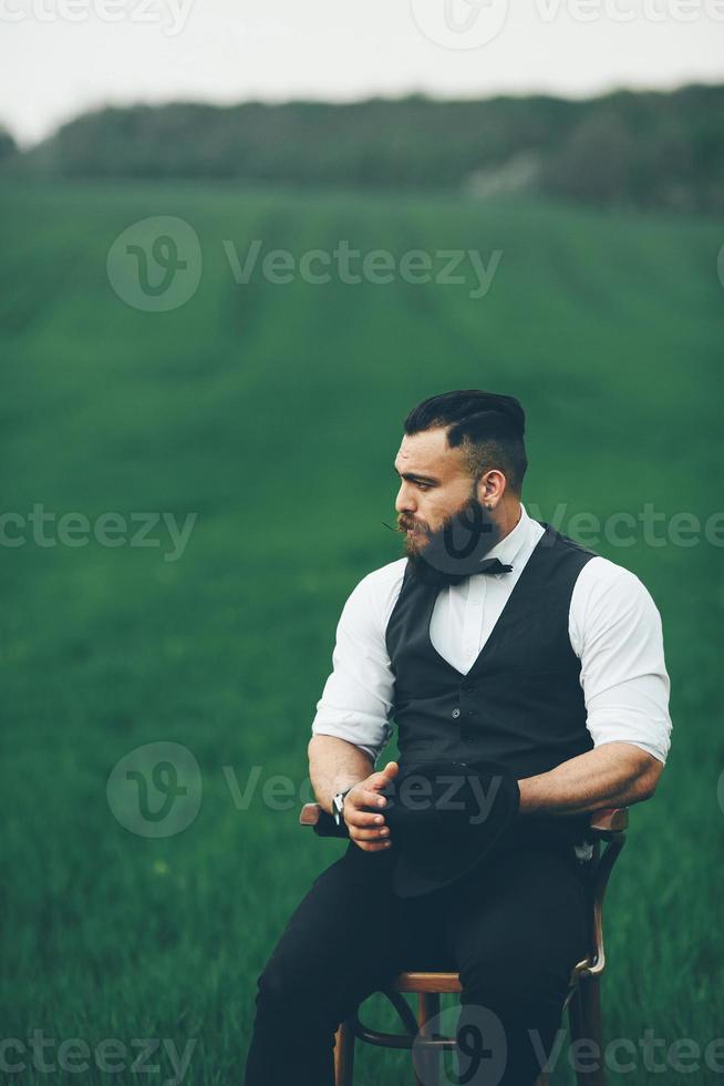 homem com barba, pensando no campo foto