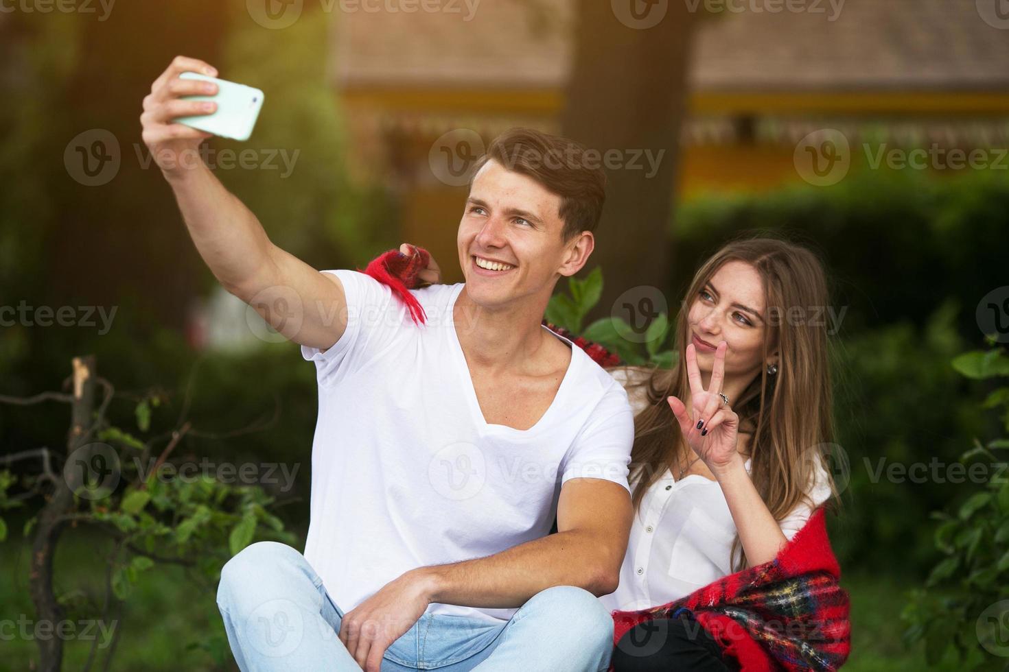 lindo casal jovem faz selfie foto