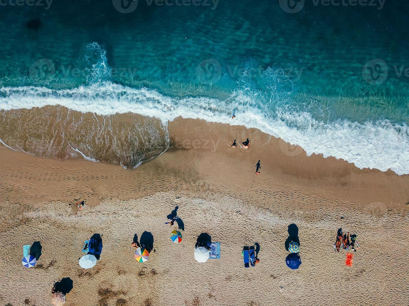 praia com espreguiçadeiras na costa do oceano foto