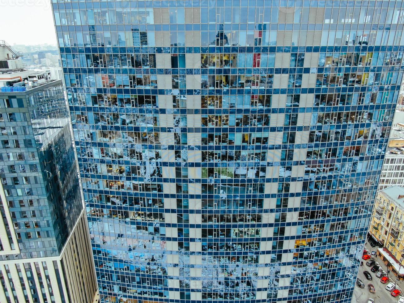 reflexão da rua na fachada do edifício de aço de vidro foto