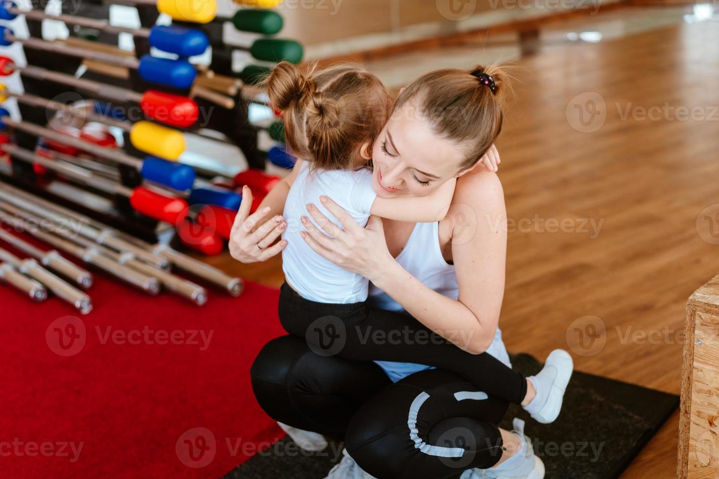 mãe abraça sua filha foto