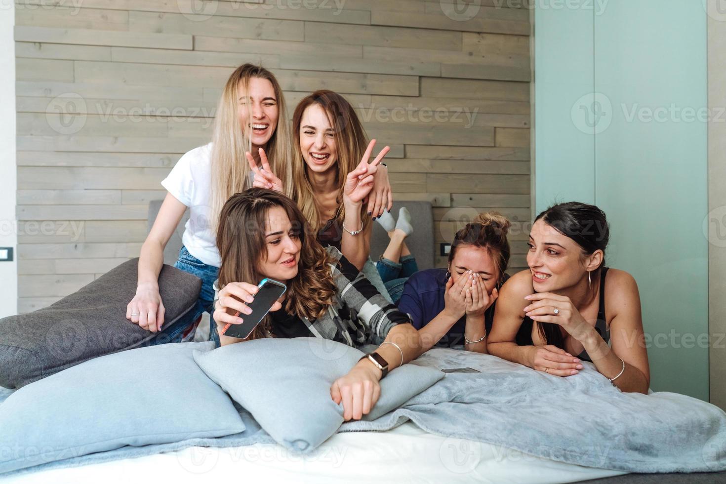 cinco garotas na cama no quarto foto