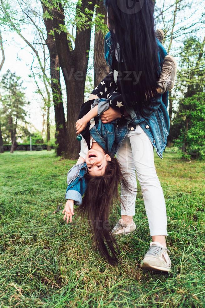 mãe e filha no gramado se divertem foto