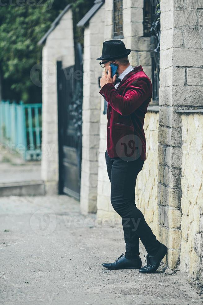 homem rico com barba, pensando em negócios foto