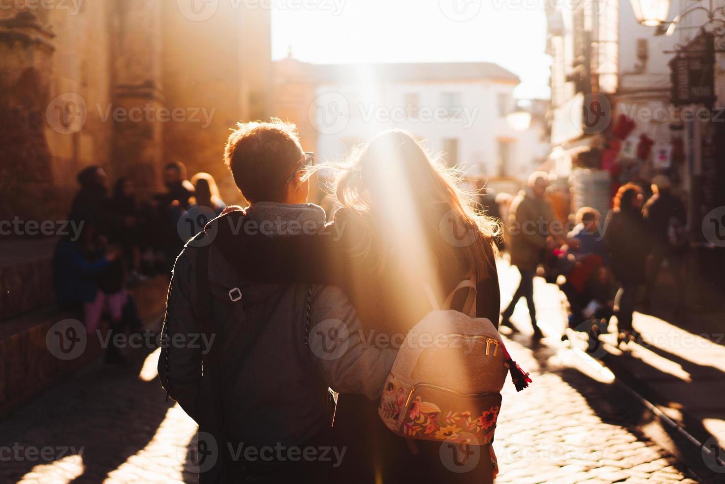 jovem casal andando pelas ruas da cidade foto