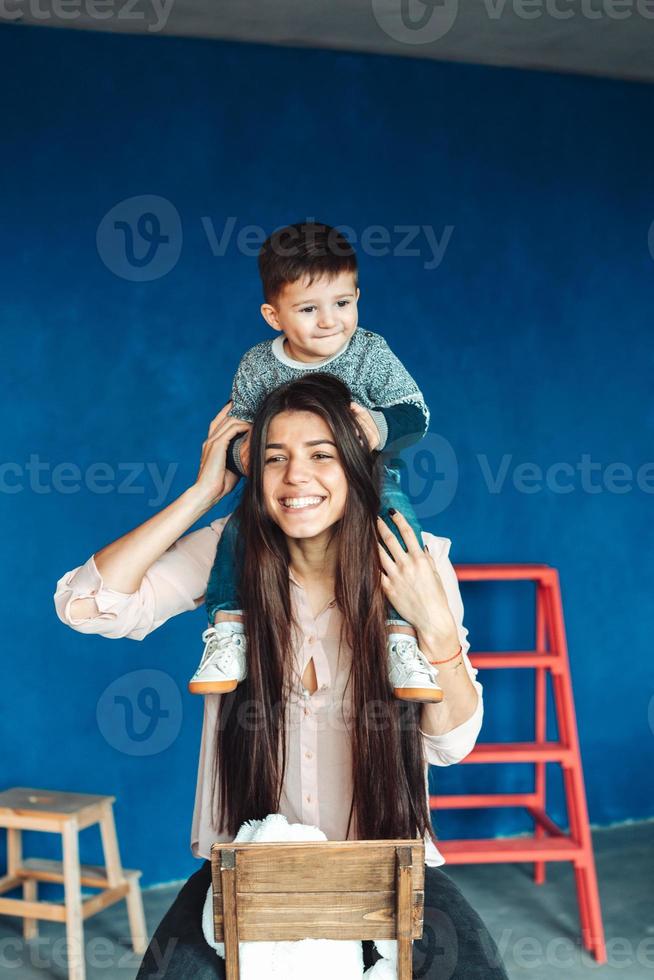 mãe e filho posando para aprimorar foto